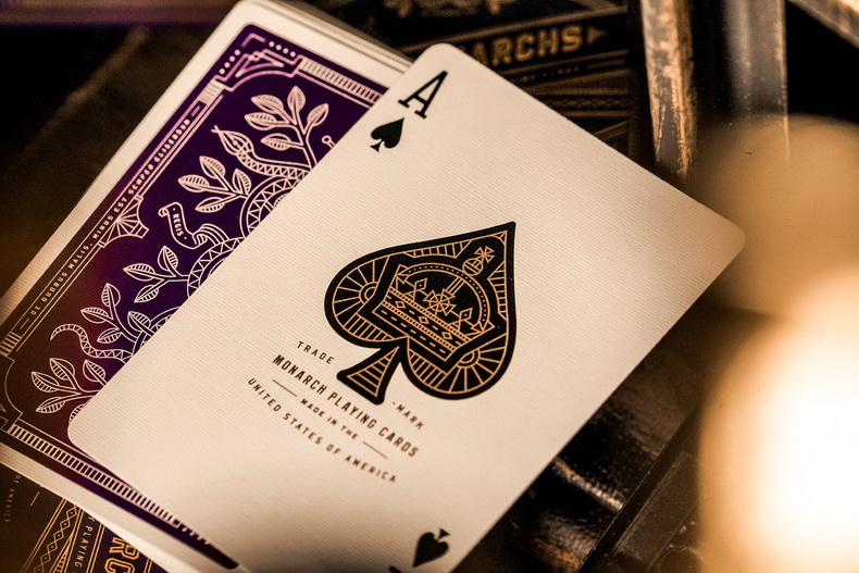 Cartas de jogo monarca roxa da - Board Game Illustration avaliação e preço